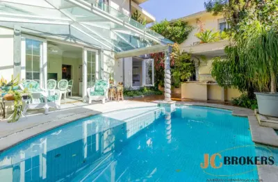Casa com m espaço de 572 m² de área útil, 5 quartos sendo 2 suítes