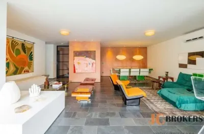 Apartamento com 218m² de área útil, 3 suítes, 4 vagas
