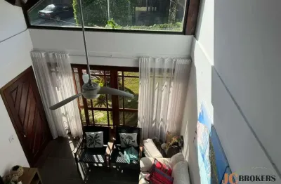 Casa em condomínio com 195m² de área útil, 5 dormitórios (2 suítes), 2 vagas