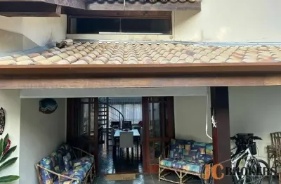 Casa em condomínio com 195m² de área útil, 5 dormitórios (2 suítes), 2 vagas