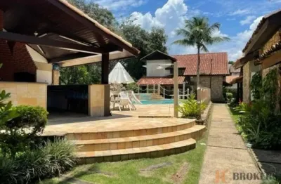 Casa em condomínio com 195m² de área útil, 5 dormitórios (2 suítes), 2 vagas
