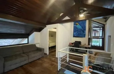Casa em condomínio com 195m² de área útil, 5 dormitórios (2 suítes), 2 vagas