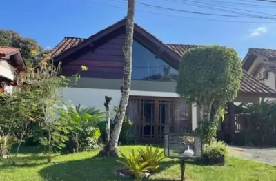 Casa em condomínio com 195m² de área útil, 5 dormitórios (2 suítes), 2 vagas