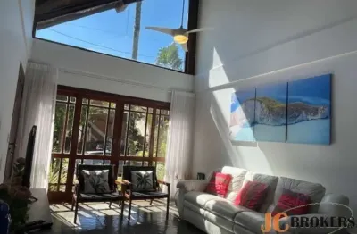 Casa em condomínio com 195m² de área útil, 5 dormitórios (2 suítes), 2 vagas