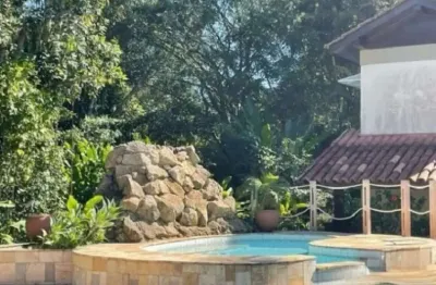 Casa em condomínio com 195m² de área útil, 5 dormitórios (2 suítes), 2 vagas