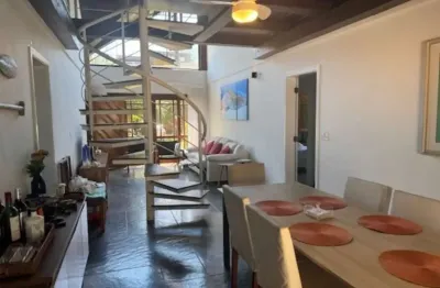 Casa em condomínio com 195m² de área útil, 5 dormitórios (2 suítes), 2 vagas