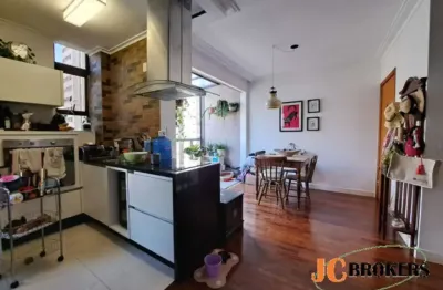 Apartamento duplex com 70 m², 2 suítes, sala para dois ambientes com varanda integrada, 1 vaga