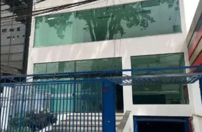 Ponto comercial com 300 m², 3 andares, plataforma para deficiente, garagem com 15 vagas