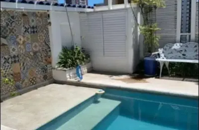 Cobertura com 240m² de área útil, são 3 dormitórios sendo uma suíte, 2 vagas