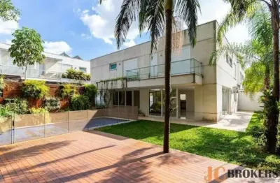 Casa em condomínio com 680m² de área útil, 4 suítes, 5 vagas