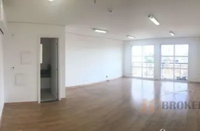 Sala comercial com 43m² de área útil, 1 banheiro, 1 vaga.