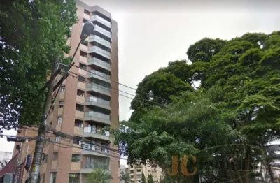 Apartamento com 300m² de área útil, 5 vagas, amplo living, 4 suítes.
