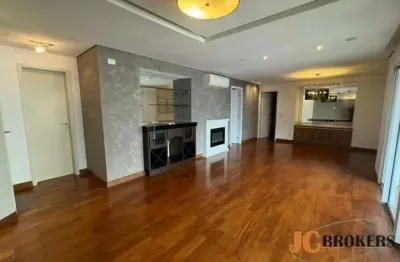 Apartamento com 137m², living ampliado, lavabo, 3 suítes, 3 vagas.