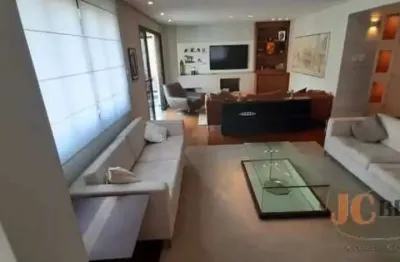 Apartamento reformado com 212m² de área útil, 4 dormitórios sendo 2 suítes, 4 vagas