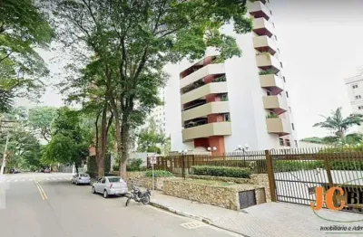 Apartamento com 272m² de área útil, amplo living para 2 ambientes, sala de jantar, 1 por andar.