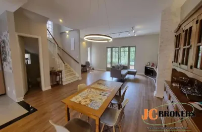 Casa assobradada com 260 m² de terreno, 3 dormitórios, sendo 1 suíte, garagem com 5 vagas