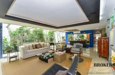 Linda casa com 367 m² de área construída, 500m² de terreno, 3 dormitórios sendo 1 suíte, 4 vagas