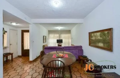 Casa com 187 m², 5 dormitórios sendo 2 suítes, living para 2 ambientes, um amplo quintal
