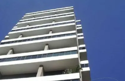 Sala comercial com 150m² de área útil, 2 vagas, vão livre, excelente copa, 3 banheiros.