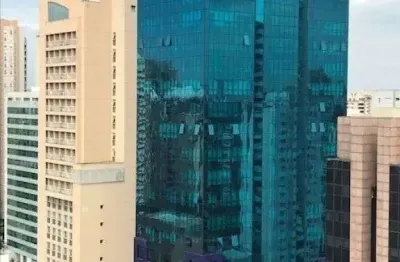 Sala comercial com 180 m² de área útil, toda reformada com piso em porcelanato, 4 vagas