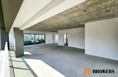 Apartamento com 227 m², 3 suítes, sendo 2 com varanda, amplo living com varanda integrada, 3 vagas