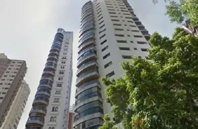 Apt com 190m², com 3 suítes, living ampliado, lavabo, 3 vagas, ar condicionado.