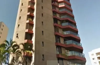 Apartamento com 216m² de área útil, 2 suítes, 3 vagas.