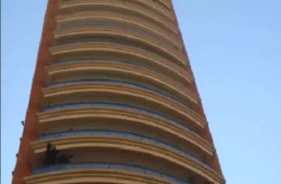 Apartamento com 161m² de área útil, 4 vagas, amplo living, terraço,, 4 dormitórios sendo 2 suítes.