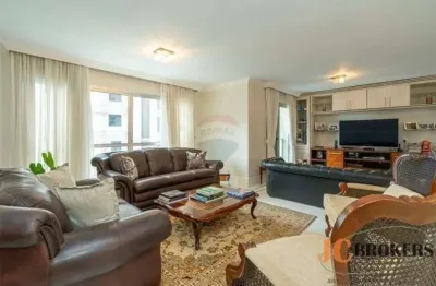 Apartamento com 214m² de área útil,3 dormitórios, sendo 1 deles suíte, 2 vagas