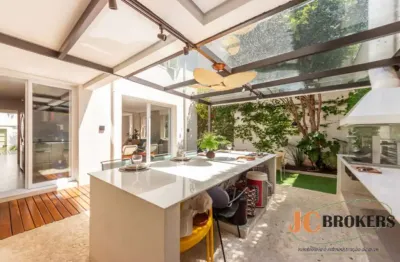 Casa totalmente reformada com 280m²de área útil, 3 dormitórios sendo 2 suítes, 2 vagas