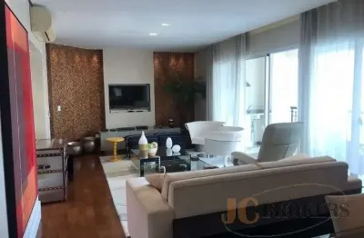 Apartamento mobiliado e  decorado com muito bom gosto, 137m² de área útil, 3 vagas, 3 suítes