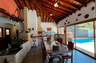 Casa térrea de esquina c/ 3 dorms, suíte, sala com pé direito alto, cond. tereza cristina