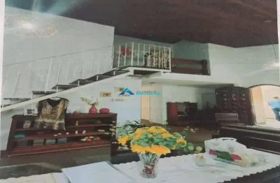 Vende-se casa de 3 dormitórios, 2 suítes, 1 banheiro, no bairro tarumã, jundiai