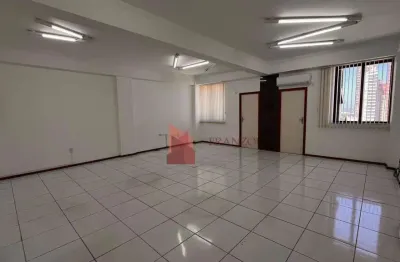 Locação- sala em prédio comercial na av. coronel marcos konder, centro- itajaí/sc com 47m²