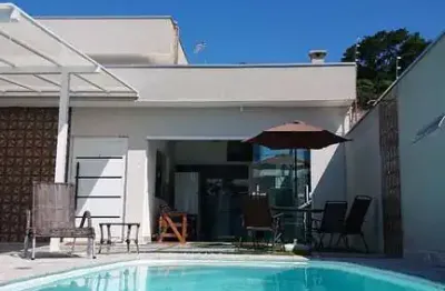 Casa padrão, 3 quartos, sendo 1 suíte. sala ampla com 2 ambientes
