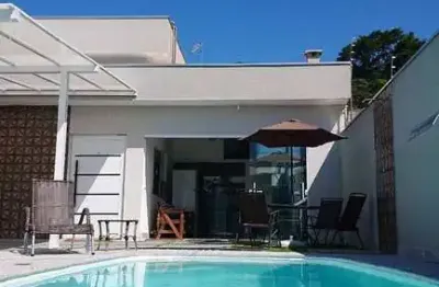 pCasa Padrão, 3 quartos, sendo 1 suíte. Sala ampla com 2 ambientes/p