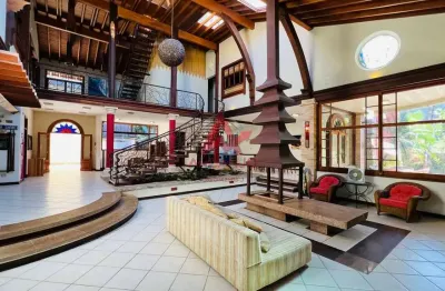 pCASA A VENDA EM CONDOMINIO NA PRAIA DO PRUMIRIM COM 10 SUITES AO LADO DO MAR/p