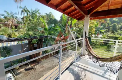 Casa alto padrão 02 suítes, espaço gramado e ótima área de lazer