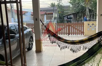 Casa padrão 3 quartos e 2 banheiros. próximo da orla da praia