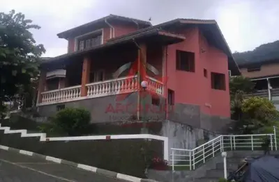Casa para locação definitiva em condomínio fechado.