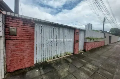 Apresentamos esta casa a venda que une espaço, conforto e praticidade no engenho do meio!