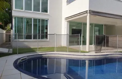 Belíssima casa no  condomínio esplanada do sol sjc.