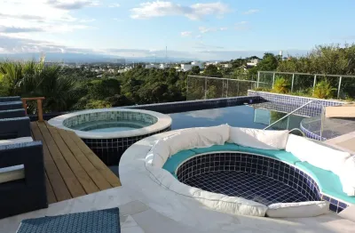 Luxuosa casa com 600 m² de construção, a melhor vista do condomínio mirante