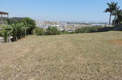 Lote de 1780 m², voltado para o por do sol, com vista ampla e perene