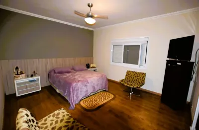 Casa térrea com vista definitiva e 4 dormitórios (2 stes)  e quintal.