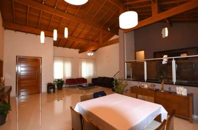 Linda residência em área de pouco trânsito de veículos e vista perene