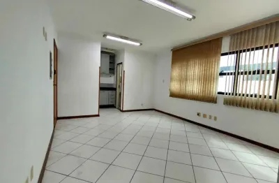 Aluguel de Sala Comercial na Aparecida, Santos-SP: 1 Sala, 1 Banheiro, 1 Vaga de Garagem, 45m². Venha Conferir!