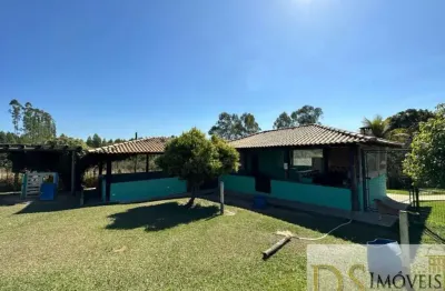 Sítio bem localizado com uma área total de 21.300 m², casa sede, salões de festa, quiosque e piscina
