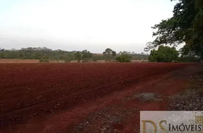 Excelente sítio a venda na região de tatuí-sp! com 15,70 alqueires, topografia plana, terra vermelha e fundo com ribeirão. ideal para haras!