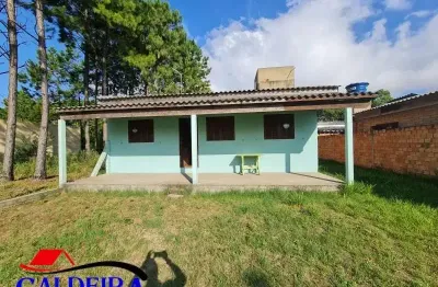 Casa de alvenaria, sozinha no pátio e em boas condições!! Em bairro tranquilo de moradores fixos!!